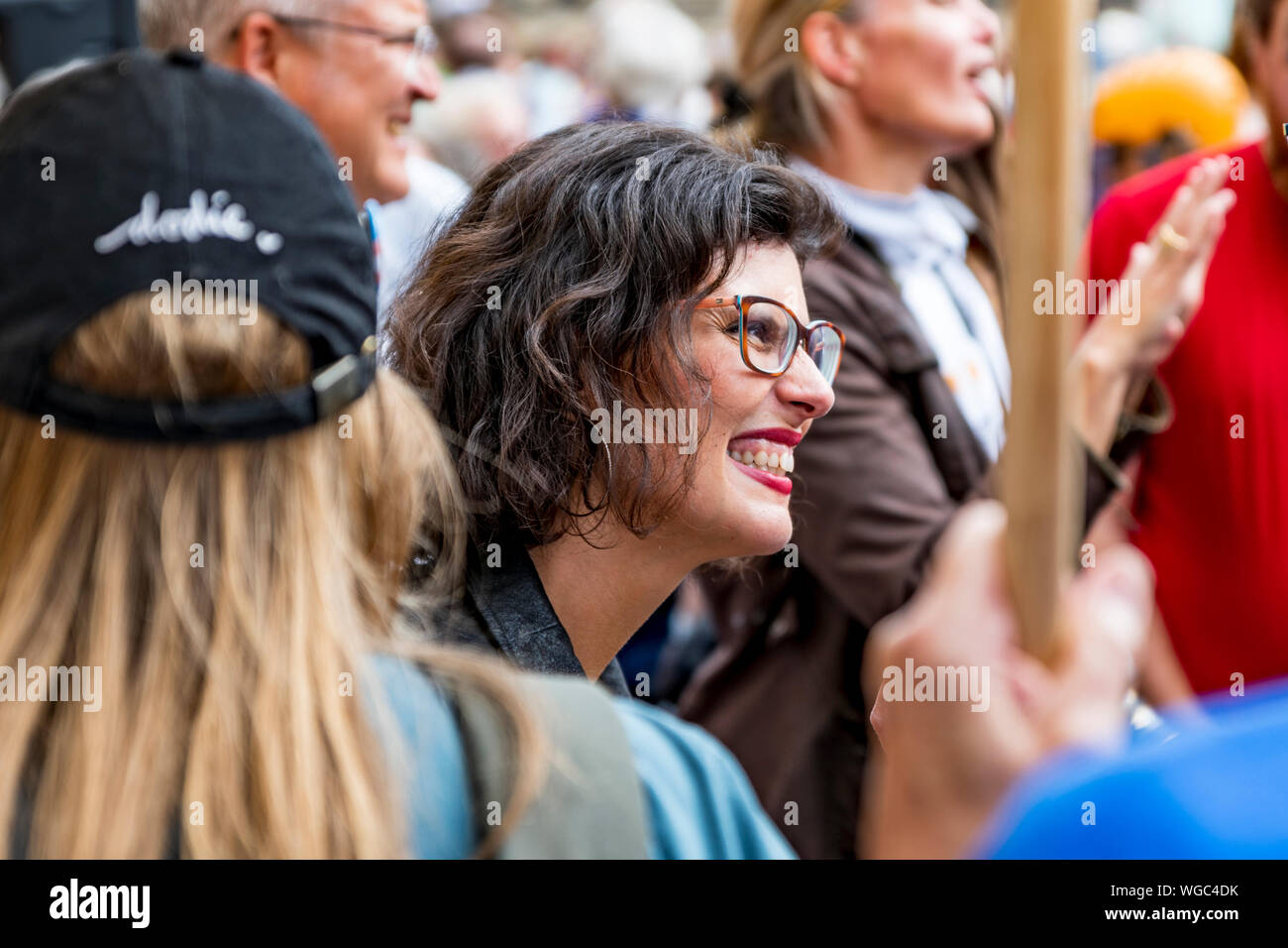 Der Coup - Layla Moran MP, Liberaldemokratischen Partei zu stoppen. Im Gespräch mit den Demonstranten gegen die proroguing des Parlaments durch Boris Jonhson PM protestieren. Stockfoto