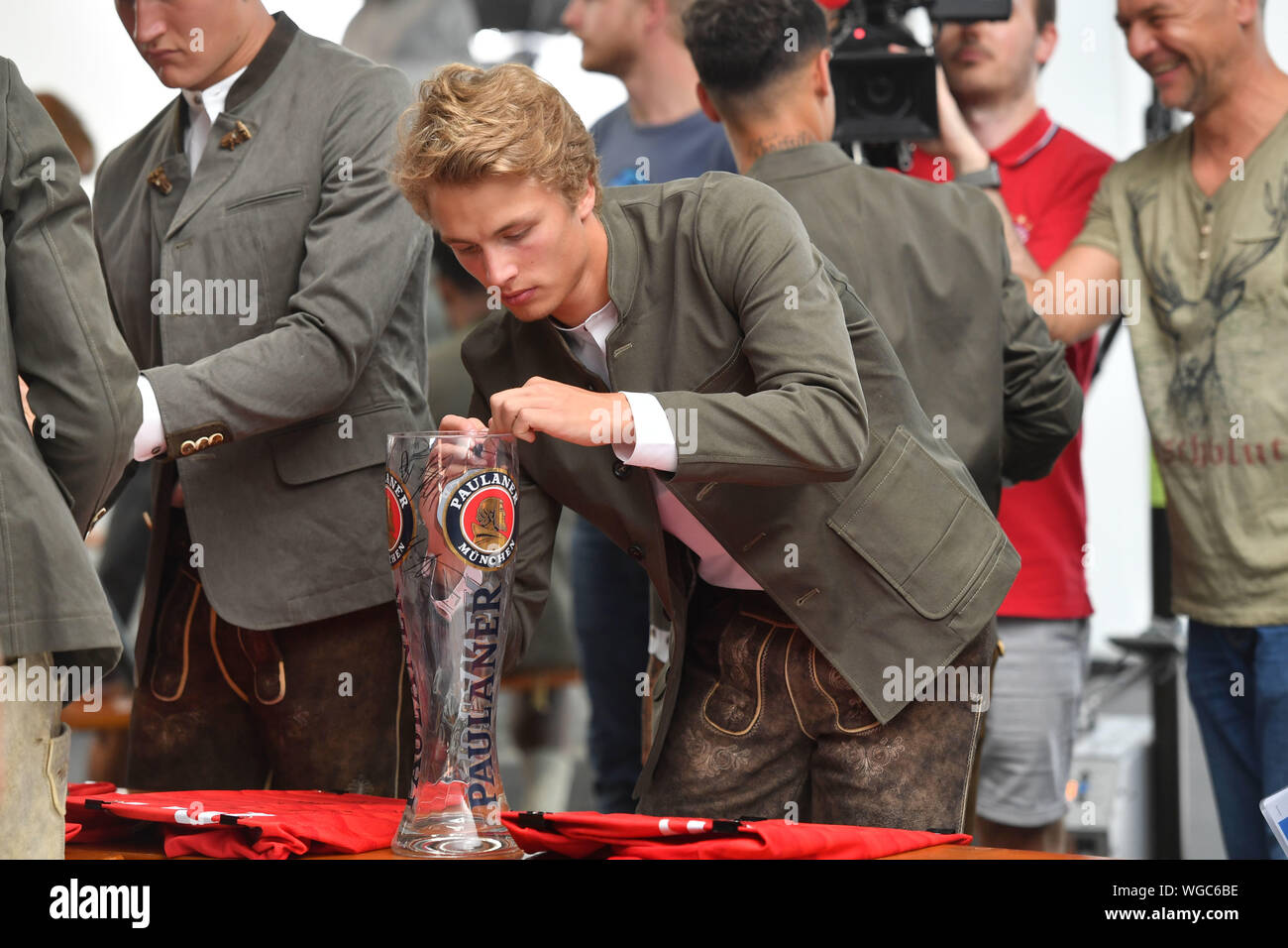 Jann Fiete ARP (Bayern München) Zeichen ein weissbierglas. FC Bayern Munich-Paulaner Fotoshooting für Oktoberfest, am 01.09.2019. | Verwendung weltweit Stockfoto