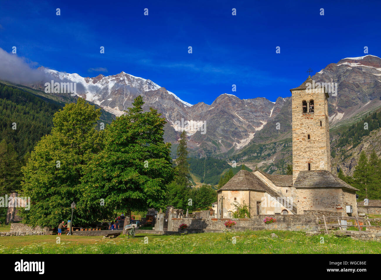 Die alte Kirche von Staffa mit Monte Rosa dahinter Stockfoto