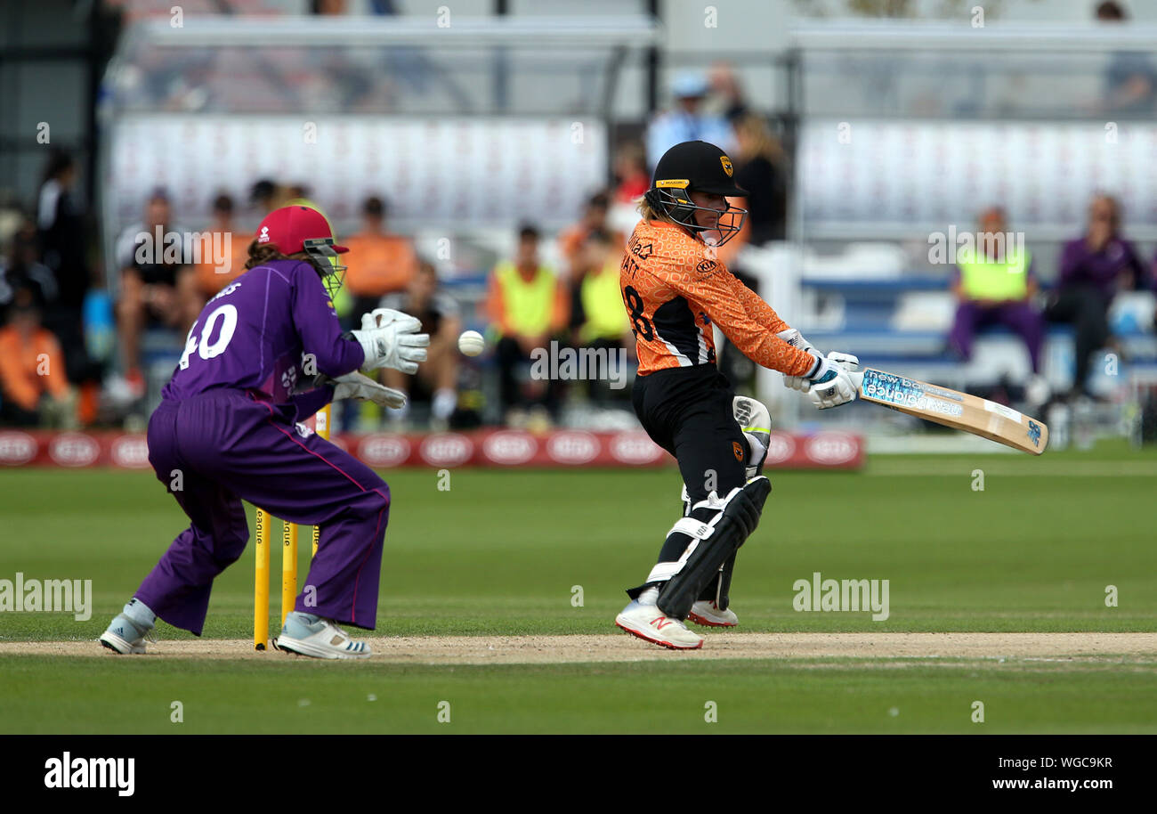 Südliche Vipern Danielle Wyatt ist von Loughborough Blitz Amy Jones während Kia Super League Halbfinale ratlos an der 1. zentralen County Boden, Hove. Stockfoto