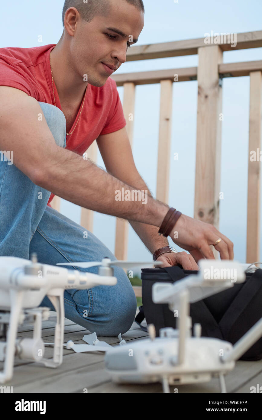Junger Mann Einstellung Drohne im Park. Nahaufnahme Stockfoto