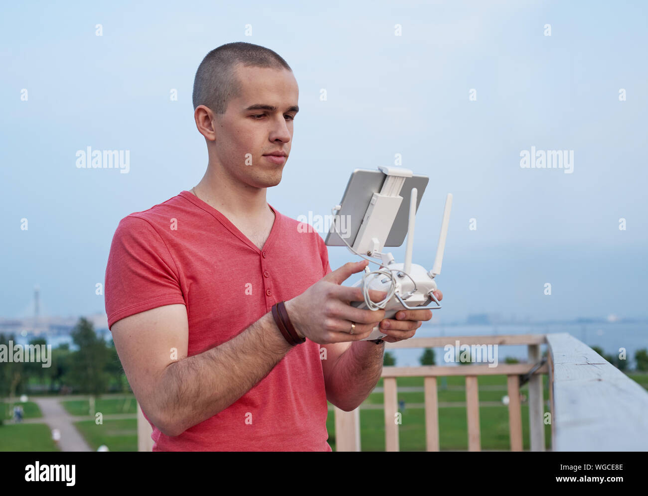 Junge Menschen, die eine Drohne remote Control Console. Stockfoto