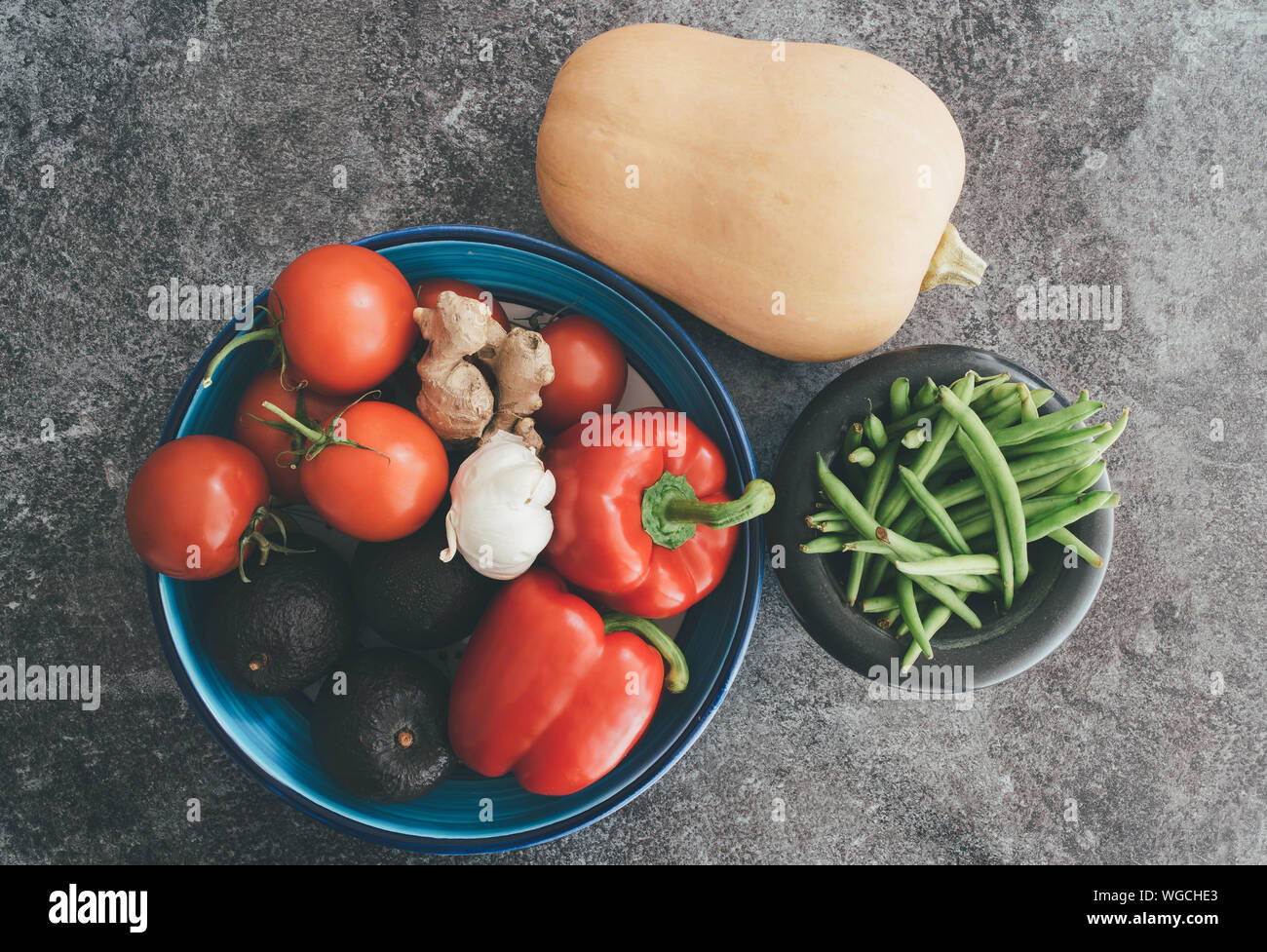 Direkt über Schuss gesundes Gemüse in Schalen auf Stein Küche Zähler Stockfoto