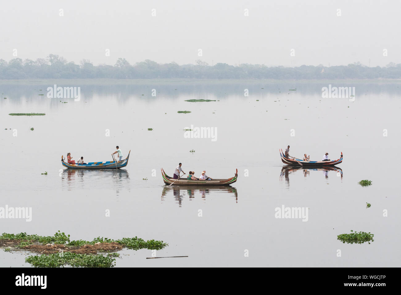 Mandalay, Myanmar - April 2019: Tourist in der Bootsfahrt auf dem Taung Tha Mann See in der Morgendämmerung Stockfoto