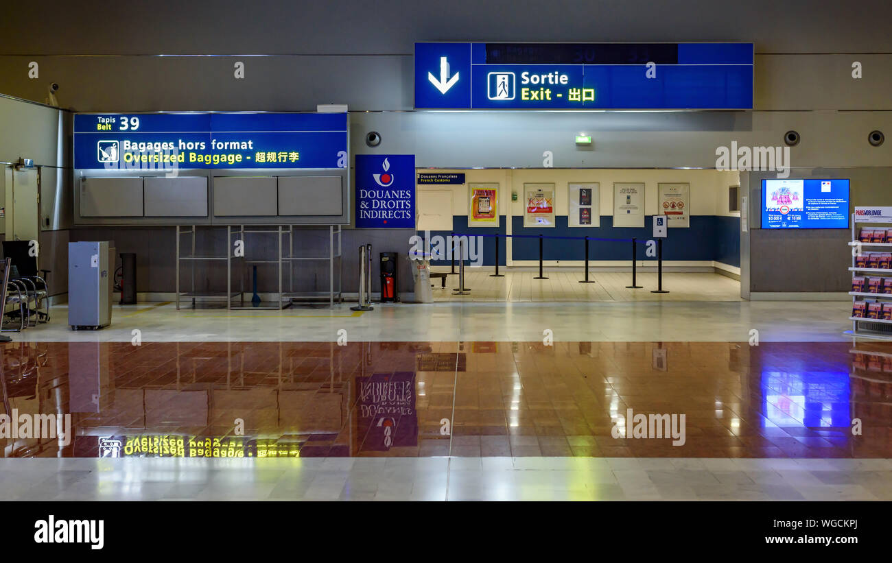 ROISSY CDG, Frankreich - 1 September, 2019: Die Zollbehörden prüfen Sie vor dem Beenden von Terminal 2E in Roissy Charles de Gaulle Flughafen. Stockfoto