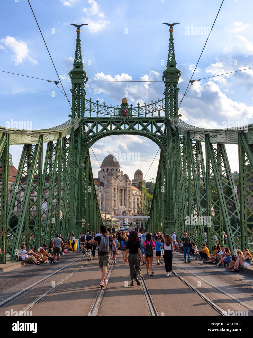 Fußgänger auf dem geschlossenen Liberty/Szabadság Bridge in Budapest im Sommer Stockfoto