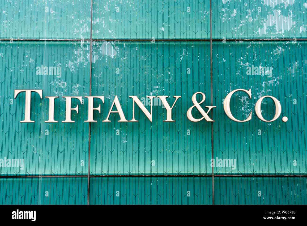 Amerikanischer Luxus Schmuck und Facheinzelhändler Tiffany & Co Logo in Shanghai gesehen. Stockfoto