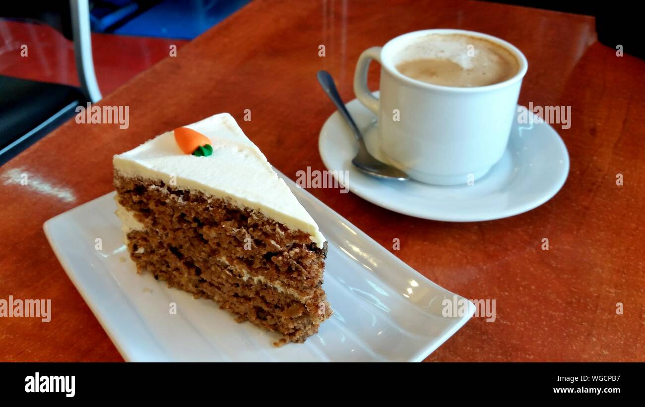 In der Nähe von Kaffee und Kuchen serviert am Tisch Stockfotografie - Alamy