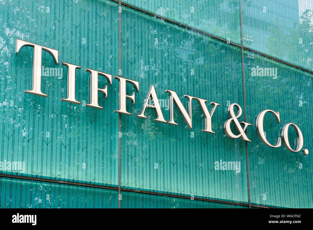 Amerikanischer Luxus Schmuck und Facheinzelhändler Tiffany & Co Logo in Shanghai gesehen. Stockfoto