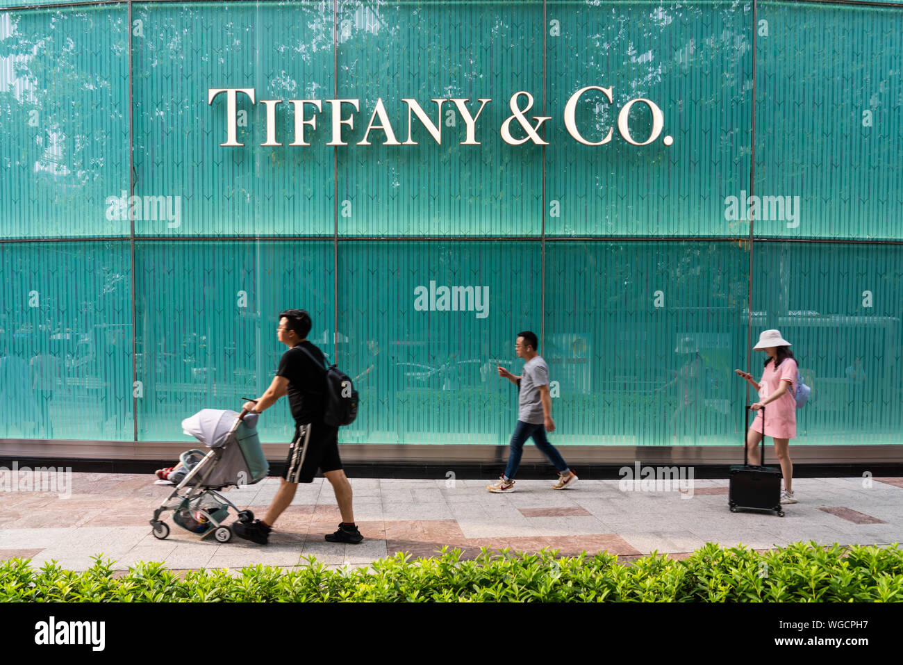 Fußgänger vorbei an einer amerikanischen Luxus Schmuck und Facheinzelhändler Tiffany & Co. in Shanghai. Stockfoto