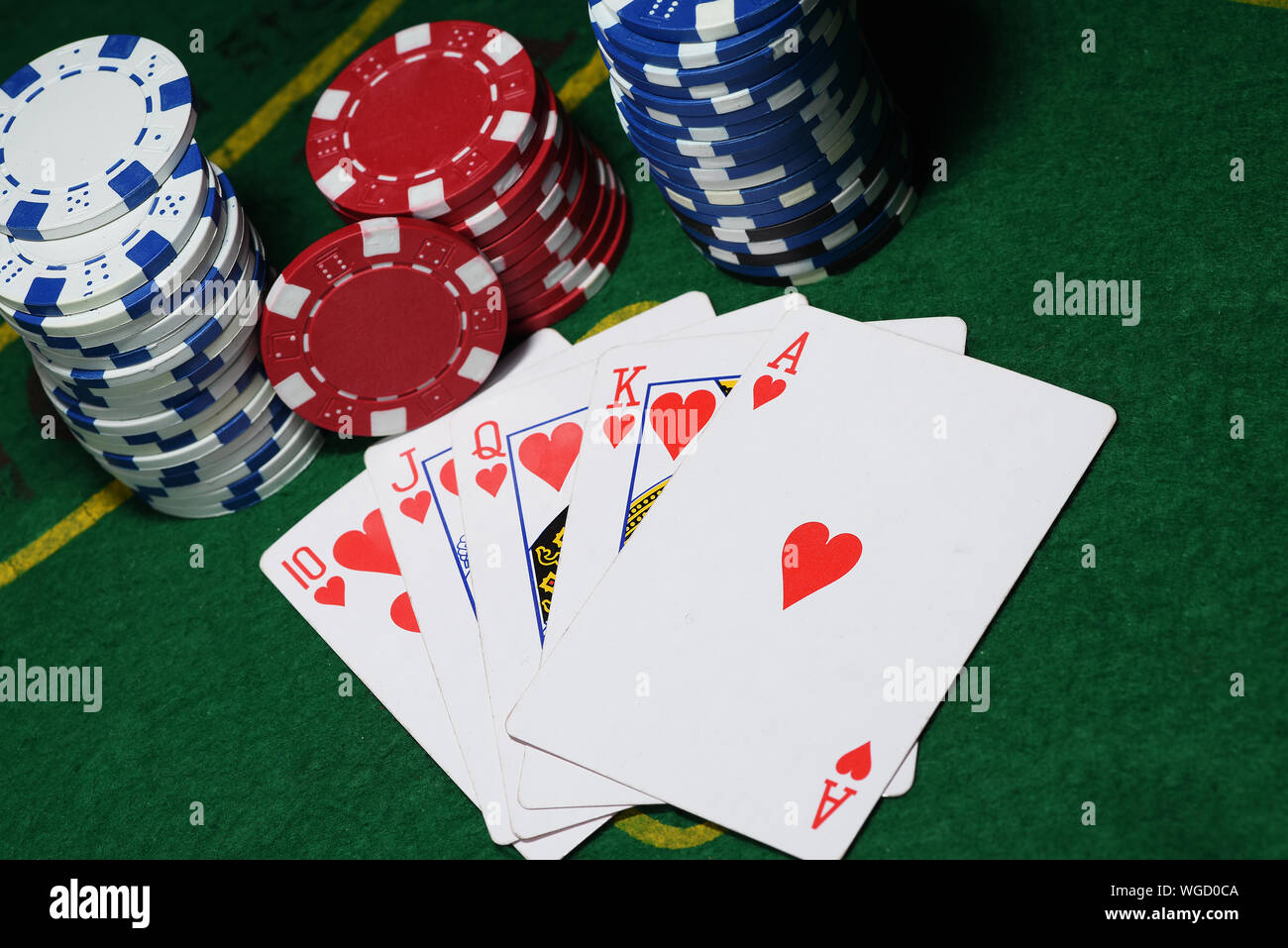 Karten und Chips für Poker am grünen Tisch, Ansicht von oben. Stockfoto