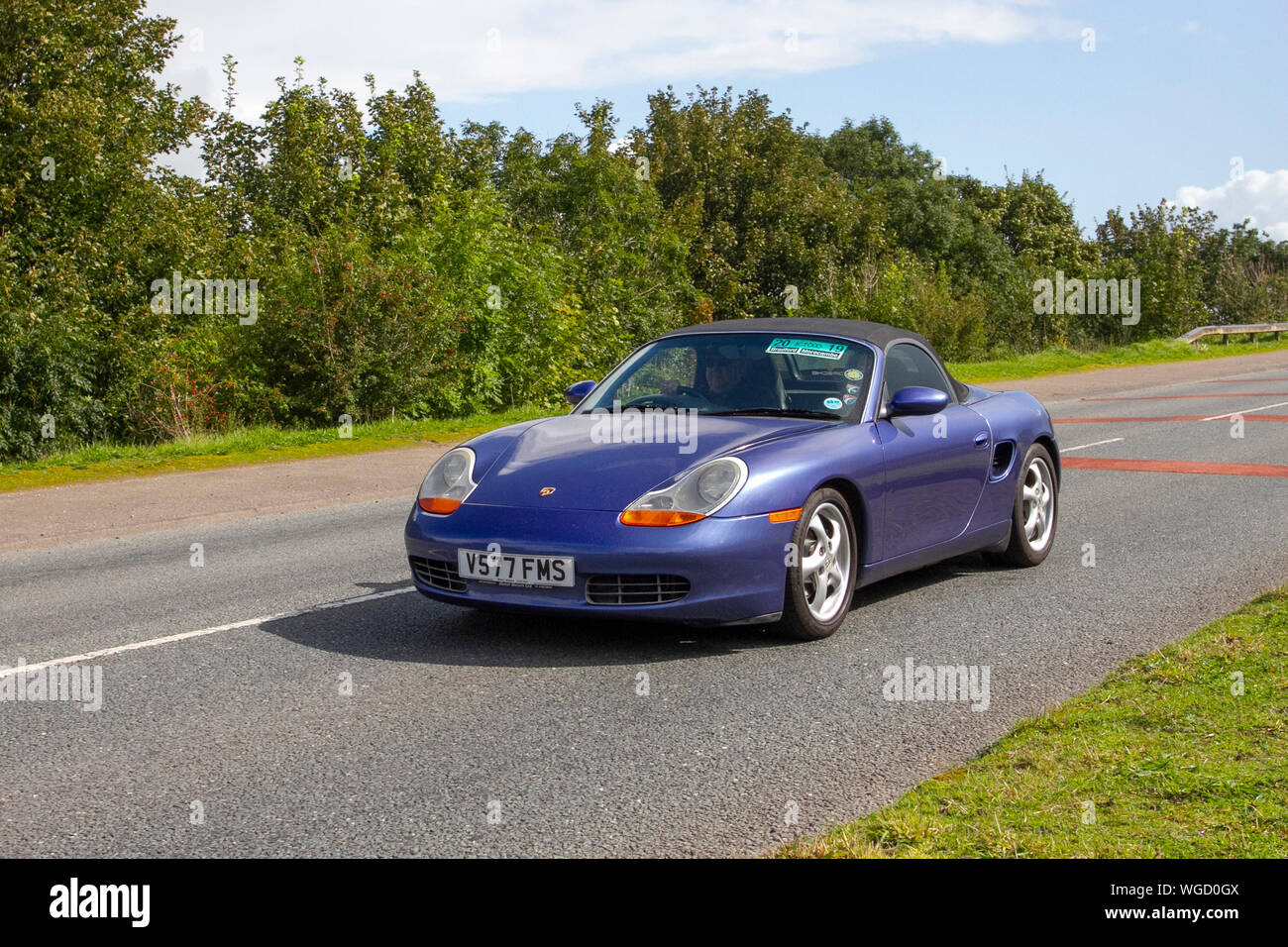 1999 90s blauer Porsche Boxster Auto bei der Bradford to Morecambe Charity Oldtimer-Rallye, altes, Retro-Fahrzeug, historisches Automobil, Transport, Classic antique, Sammlung, Autotransport, Design, Motor, Fahren, historisch, Geschichte, Show, Motor, Restauriertes Sammlerstück, Stil, historische Fahrzeug laufen. Stockfoto