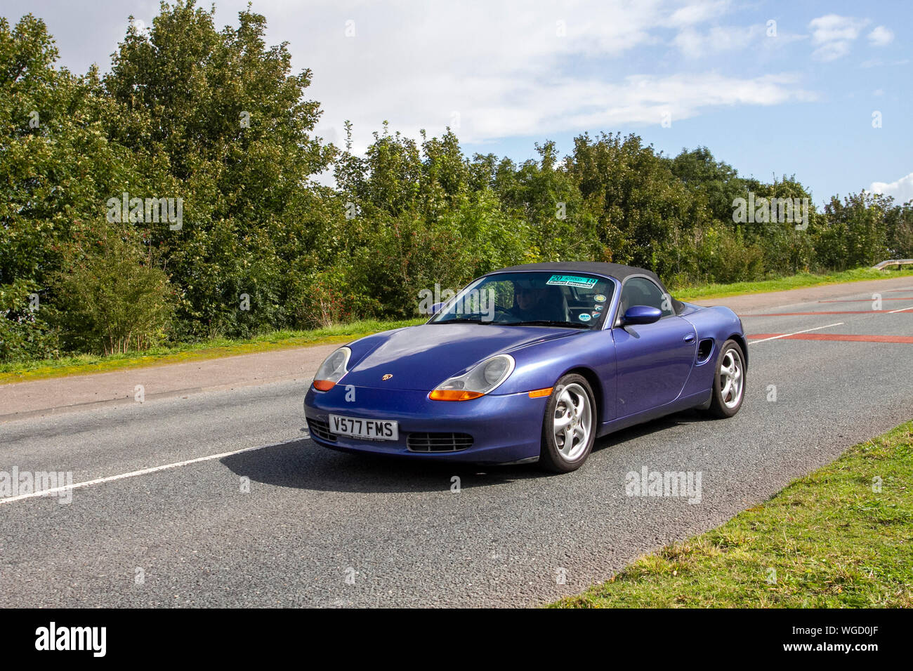 1999 90s blau Porsche Boxster Auto bei der 2019 Bradford nach Morecambe Charity Oldtimer-Rallye, alt, Retro-Fahrzeug, historische Automobil, Transport, klassisch antik, Sammlung, Autotransport, Design, Motor, Antrieb, historisch, Geschichte, Show, Motor, restaurierte Sammlerstück, Stil, historische Fahrzeug laufen. Stockfoto