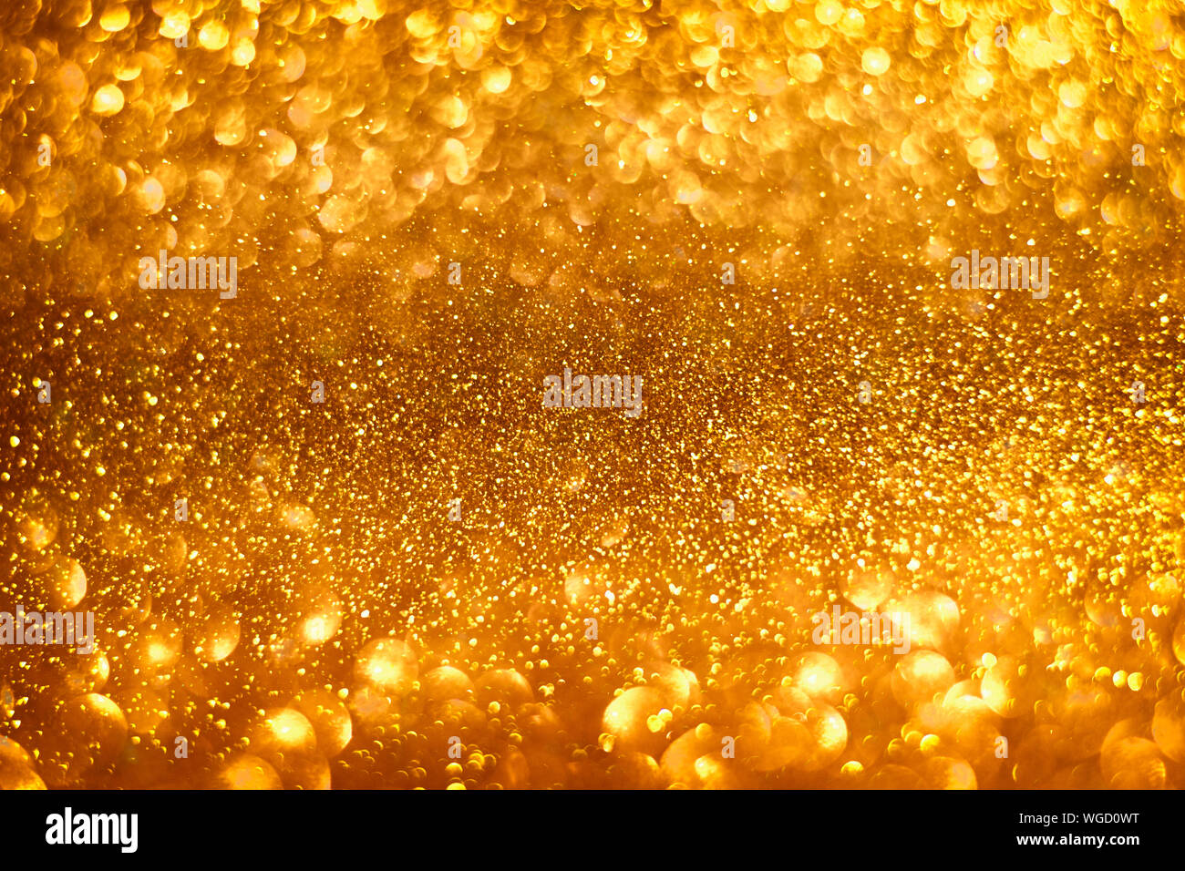 Abstrakte Gold funkelt glänzend defokussierten Gold bokeh Lichter Hintergrund verwenden us gold Luxus Hintergrund für Karte, Flyer, Einladung, Plakat, Gutschein oder Stockfoto
