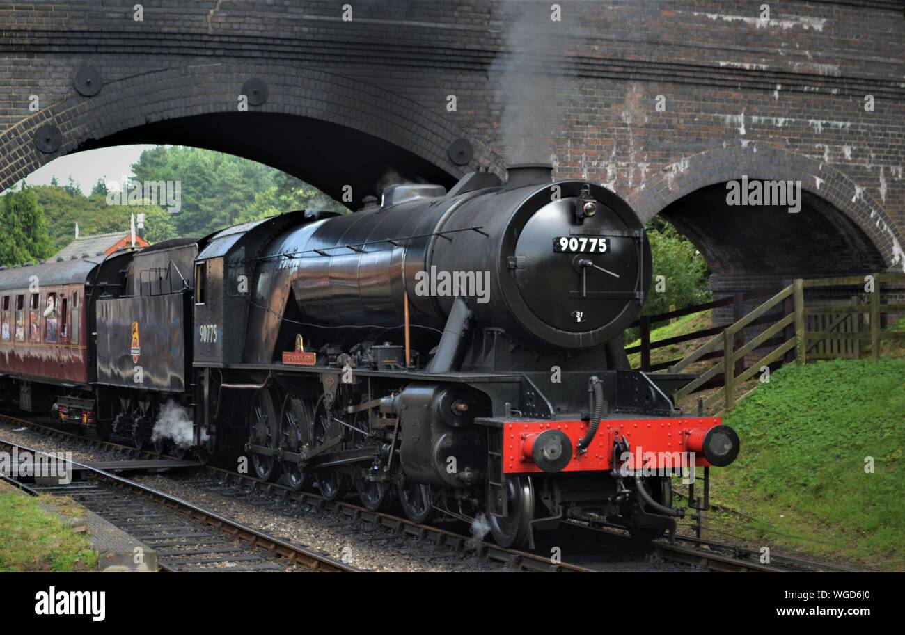 Royal Norfolk Regiment Dampflok auf der North Norfolk Bahn durch die Brücke bei weyborne Station gut dämpfen Stockfoto