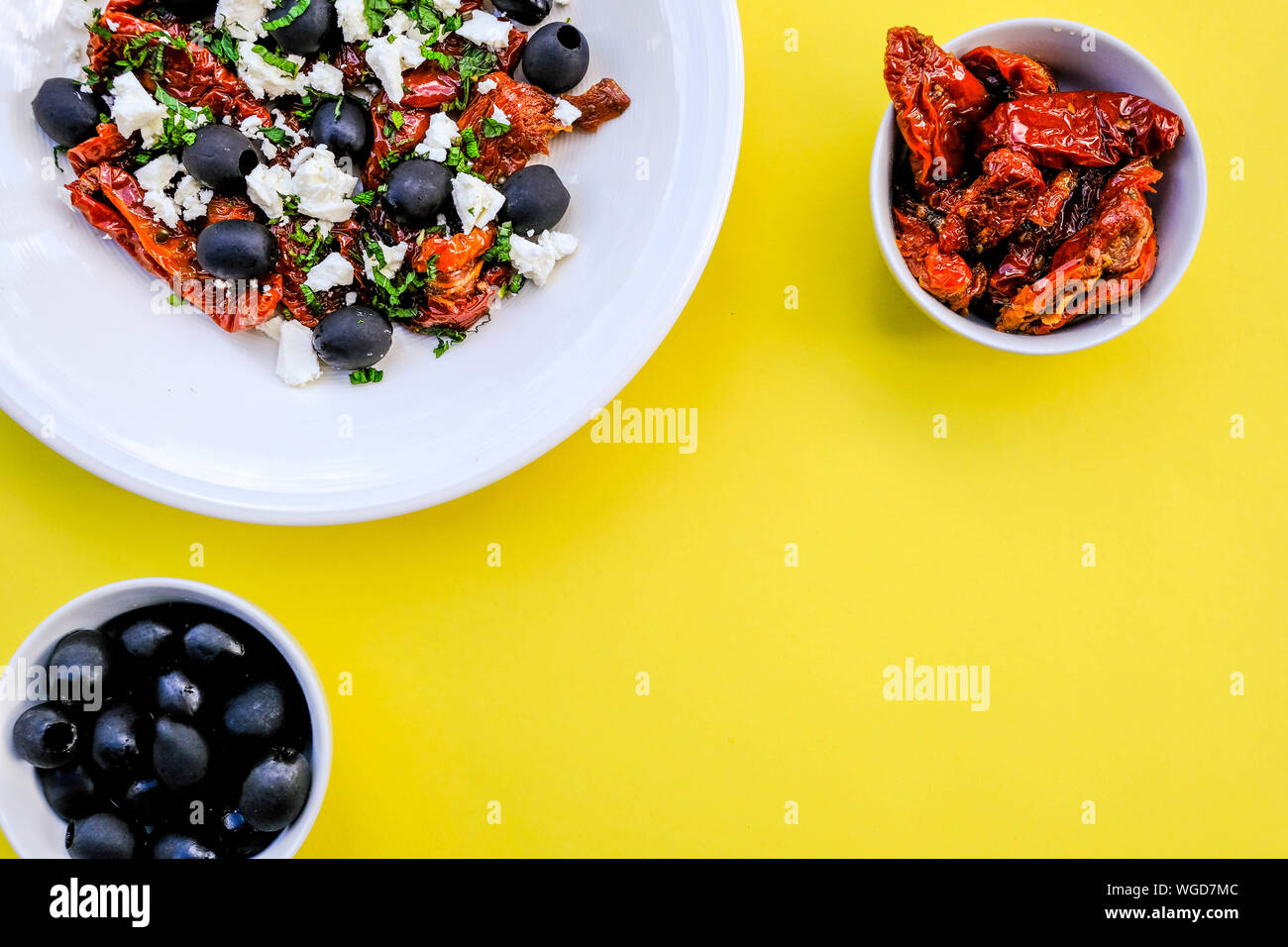 Traditionellen Griechischen Salat mit Feta Käse, getrockneten Tomaten und schwarzen Oliven Stockfoto