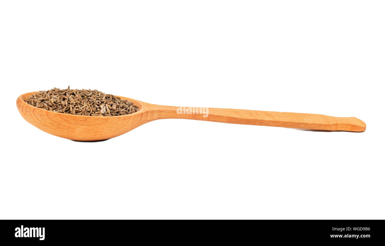 Großer Löffel aus Holz mit Kreuzkümmel Spice auf weißem Hintergrund Stockfoto