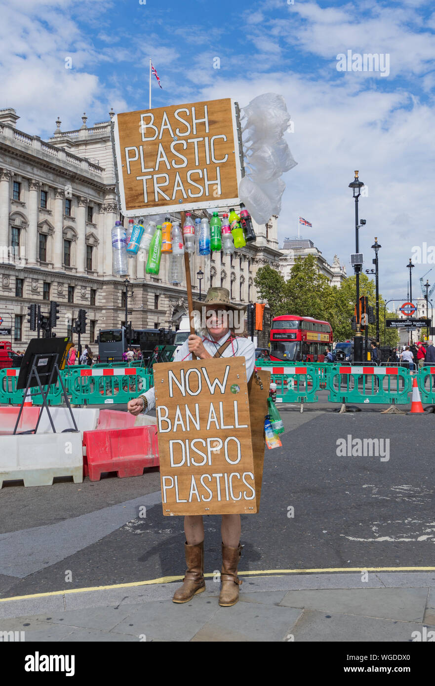 Der Demonstrant mit leeren Plastikflaschen Protest gegen die Verwendung von Kunststoffen in der Parliament Street, Westminster, London, Großbritannien. Stockfoto