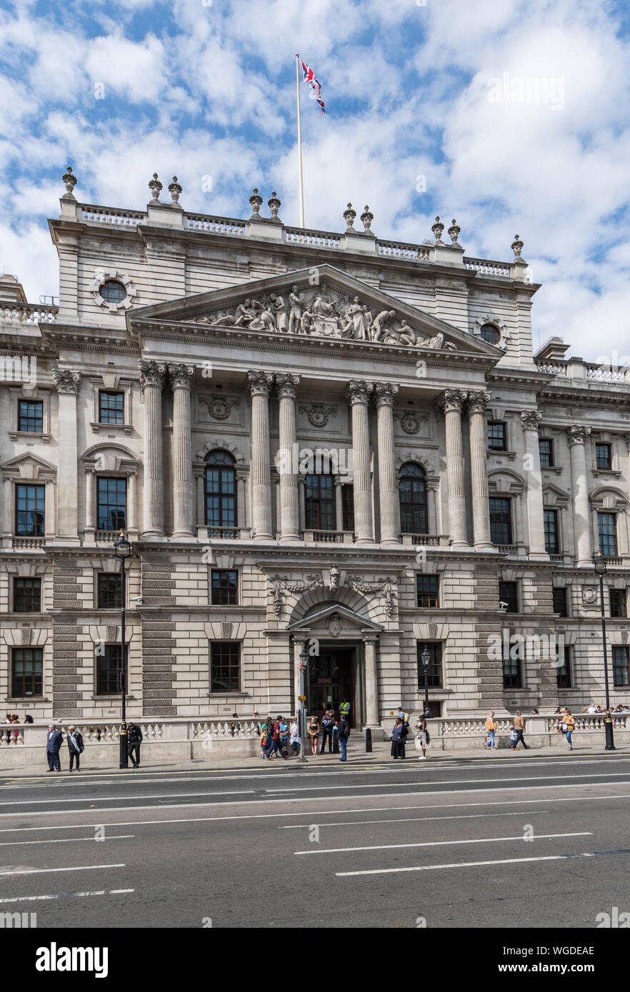 Eingang zu Ihrer Majestät (HM) Einnahmen und Zoll Gebäude im Parlament Street, Westminster, London, England, UK. Stockfoto