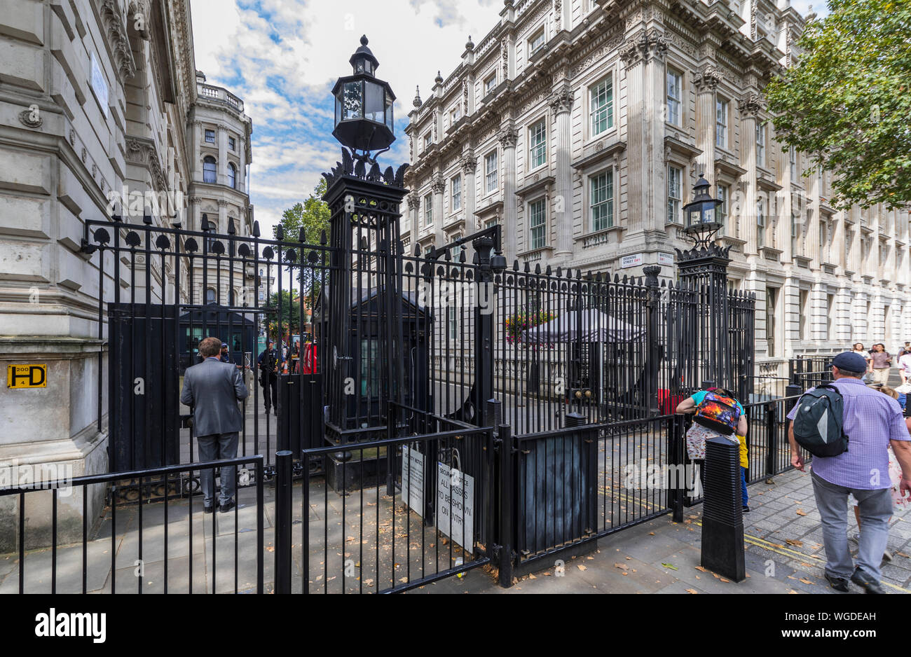 Bewaffnete Polizei bewacht das Sicherheitstor am Eingang zur Downing Street, City of Westminster, London, England, Großbritannien. Stockfoto