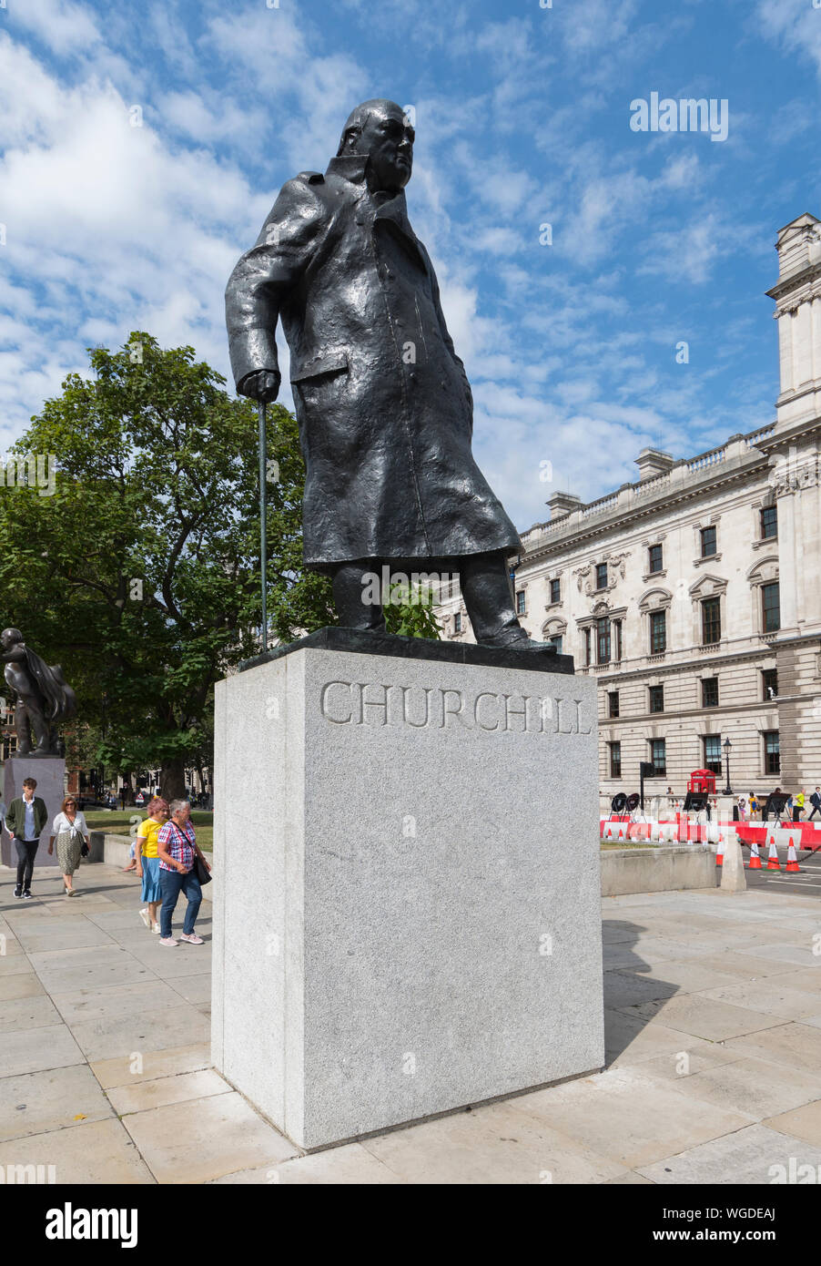 Statue von Sir Winston Churchill, eine Bronzeskulptur auf dem Parliament Square, City of Westminster, Central London, England, UK. Churchill Statue London. Stockfoto