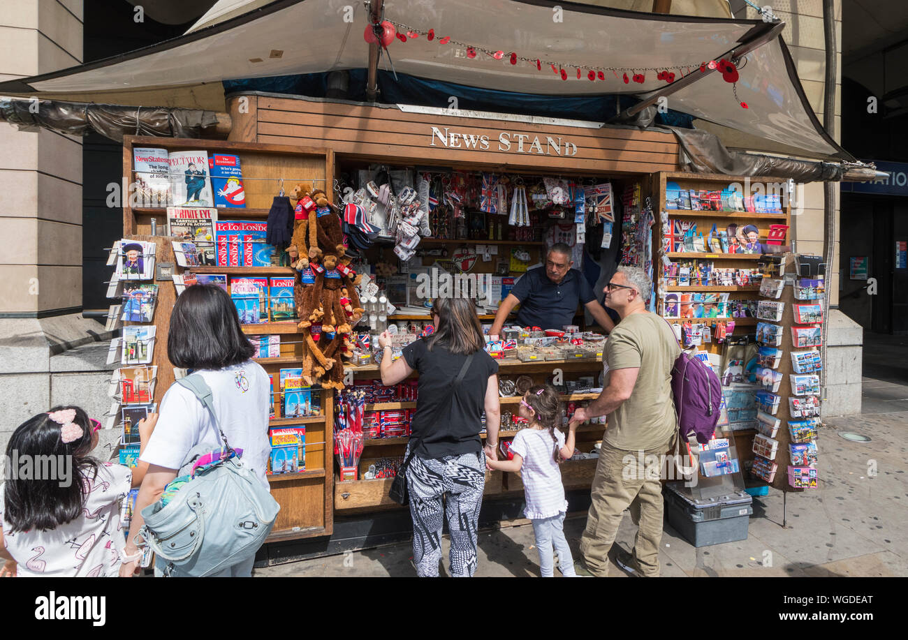 Mobile News Stand und Geschenkeladen/Kiosk in City of Westminster, London, England, UK. Stockfoto