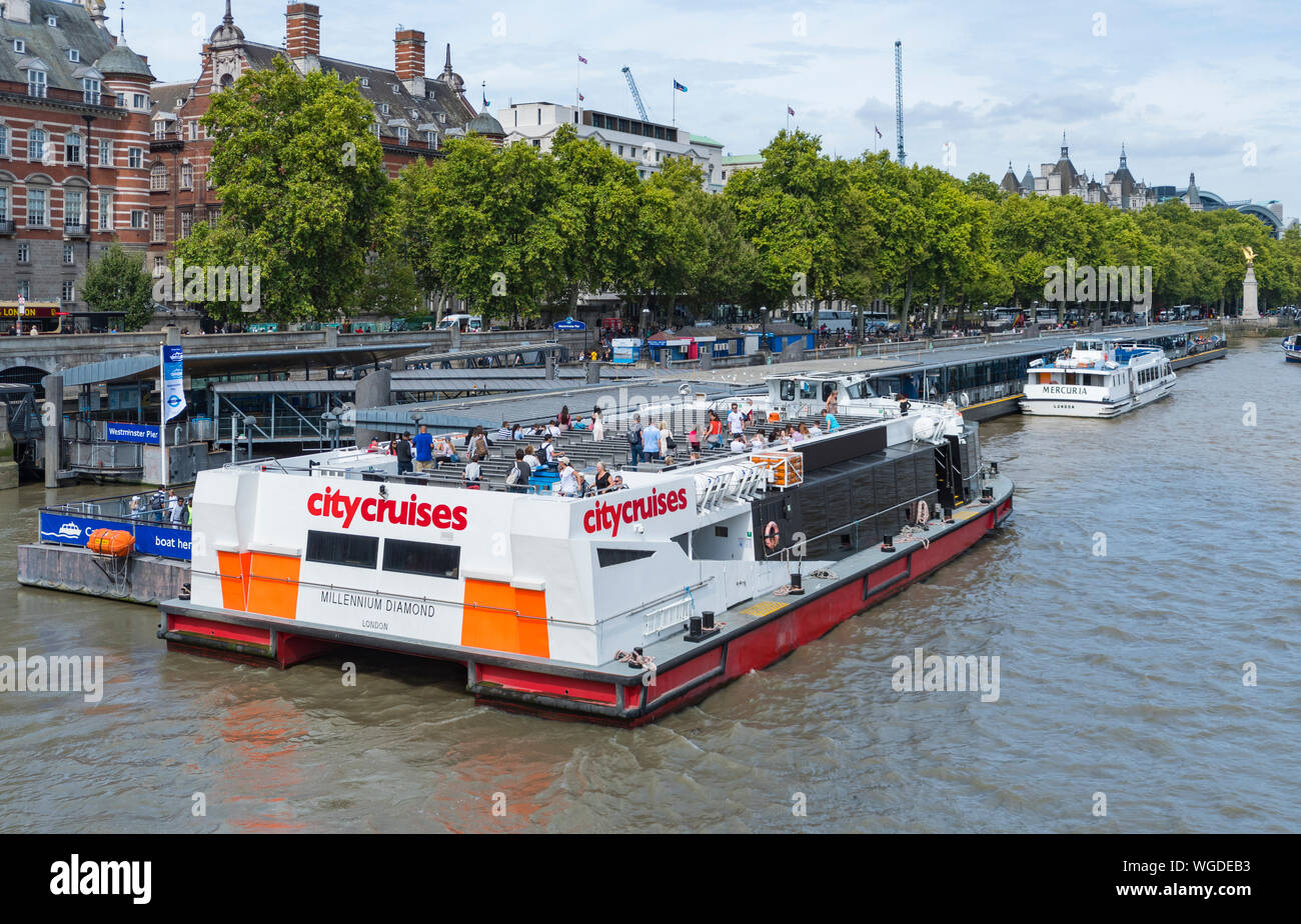 City Cruises Schiff für Touristen London sehen mit dem Boot von der Themse am Westminster Pier, Westminster, London, England, UK. Stockfoto