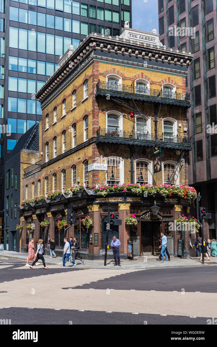 Die Albert Pub (Public House) in der Victoria Street, Westminster, London, England, UK. London Pubs. Stockfoto