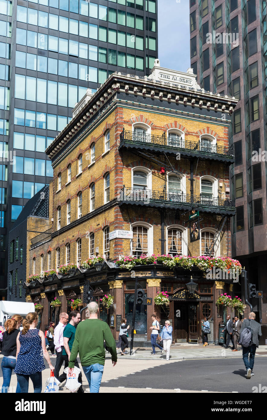 Die Albert Pub (Public House) in der Victoria Street, Westminster, London, England, UK. London Pubs. Stockfoto