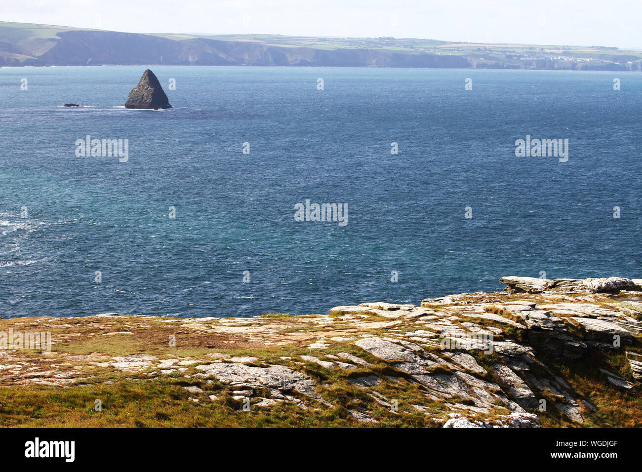 Blick auf die Küste von Tintagel Castle, an der Nordküste von Cornwall Stockfoto