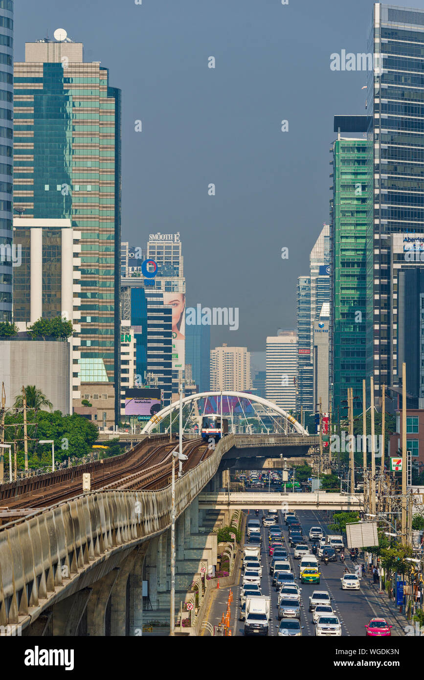 Den BTS Skytrain Linie zwischen Chong Nonsi und Ratchadamri in Bangkok, Thailand Stockfoto