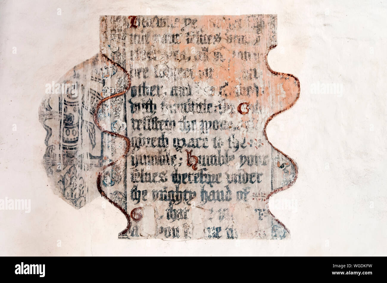 Fragment der C 17 dekorative Text auf der westlichen Wand von All Saints' Church, Thornham. Stockfoto