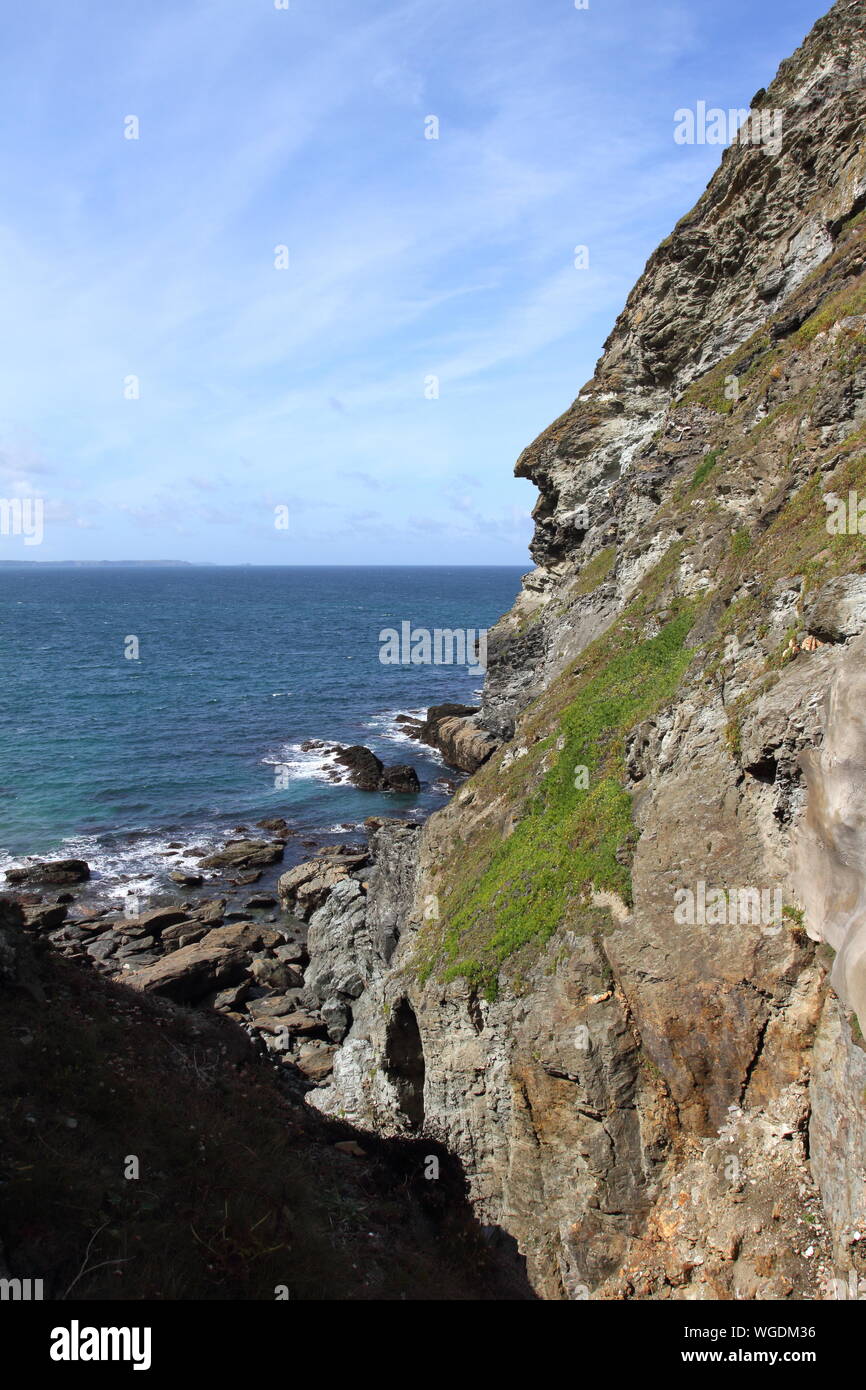 Blick auf die Küste von Tintagel Castle, an der Nordküste von Cornwall Stockfoto