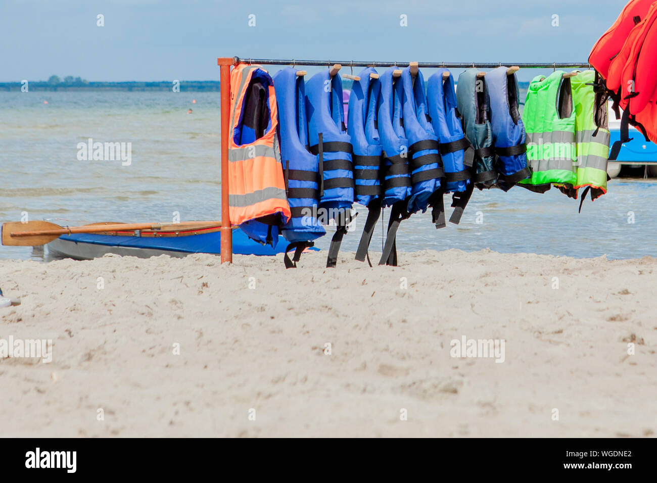 Nahaufnahme der Schwimmwesten mit Hintergrund, Ausrüstung für die Sicherheit im Wasser. Stockfoto