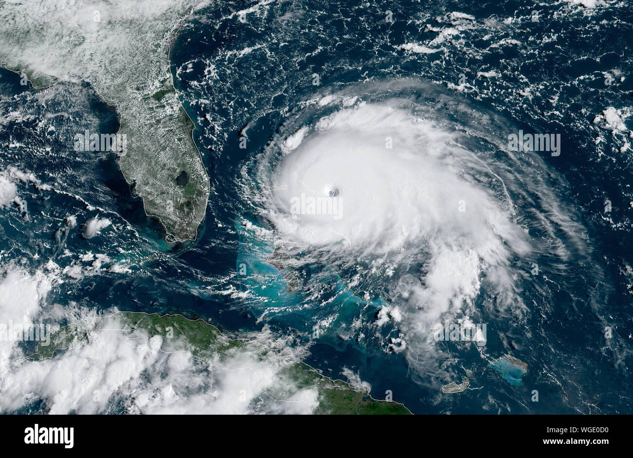 Florida, USA. 01 Sep, 2019. Hurricane Dorian ist durch die NOAA-Satelliten erfasst geht um 10:10 Uhr EST am 1. September 2019, etwa 200 km östlich von West Palm Beach, Florida. Die gesammelten Daten aus einer Air Force Hurricane Hunter Ebene weisen darauf hin, dass die maximale unterstützte Winde zugenommen haben in der Nähe von 160 mph (260 km/h). Dorian ist jetzt ein Hurrikan der Kategorie 5 auf der Saffir-Simpson-Skala Wind. Quelle: UPI/Alamy leben Nachrichten Stockfoto