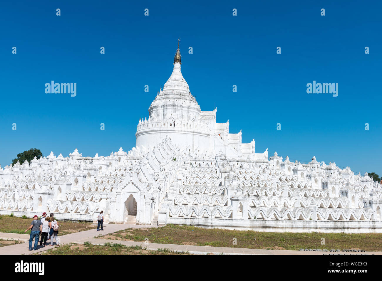 MANDALAY, MYANMAR - 04. Dezember 2018: Weitwinkel Bild von thuge Architektur weiß Tempel namens Hsinbyume Pagode, in der Nähe von Mandalay, Mya Stockfoto