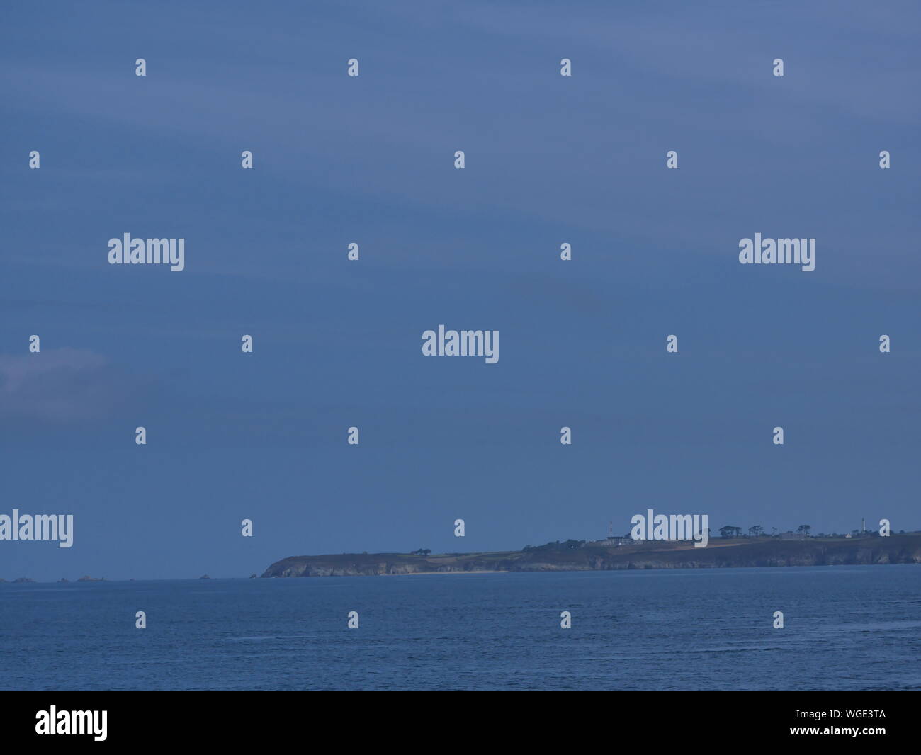 La Pointe du Raz vue depuis la Mer en bateu et une Balise en mer Dde-couleur verte Pointe la plus a l'Ouest de la France et de la Bretagne, finistere Stockfoto