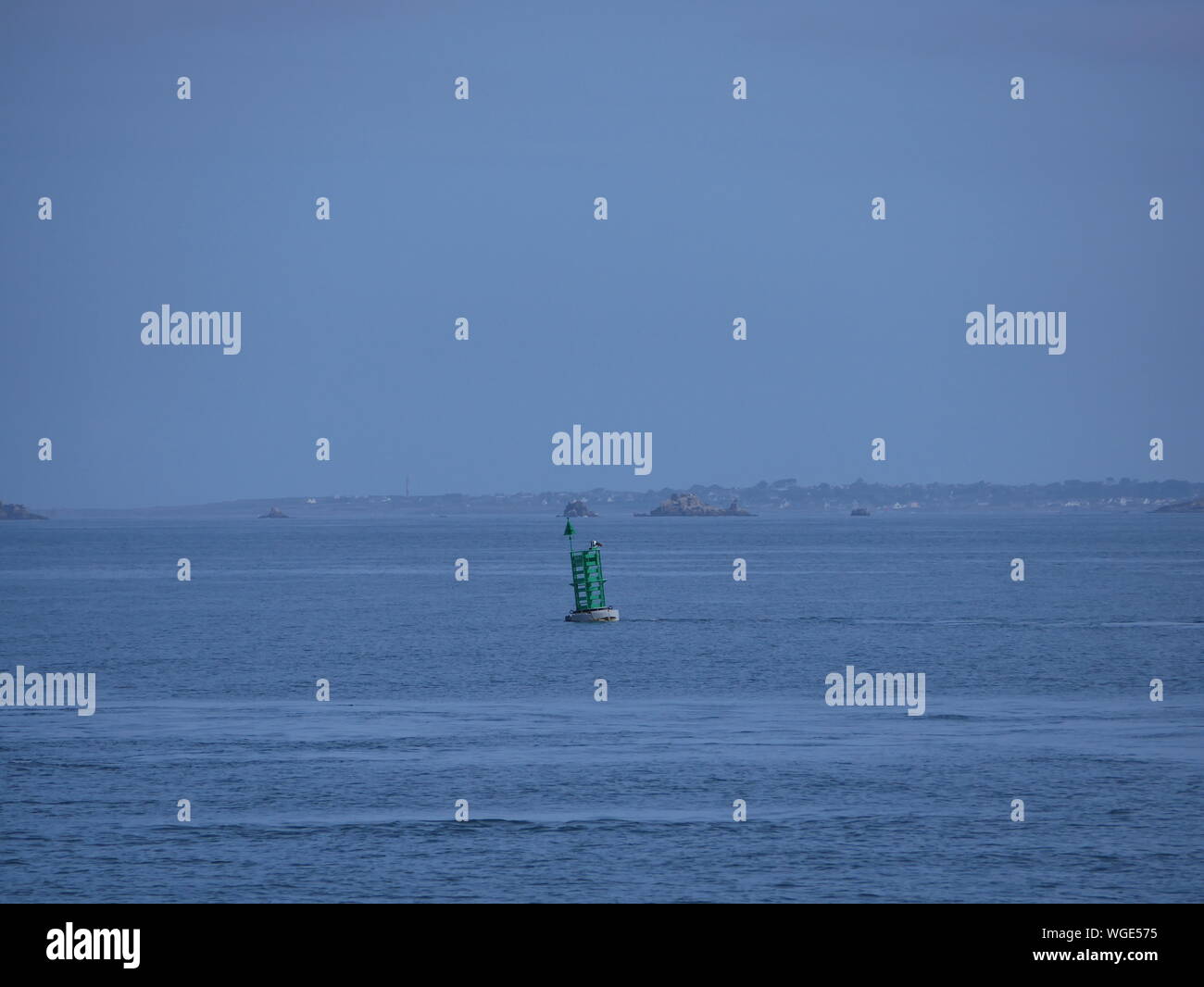 La Pointe du Raz vue depuis la Mer en bateu et une Balise en mer Dde-couleur verte Pointe la plus a l'Ouest de la France et de la Bretagne, finistere Stockfoto