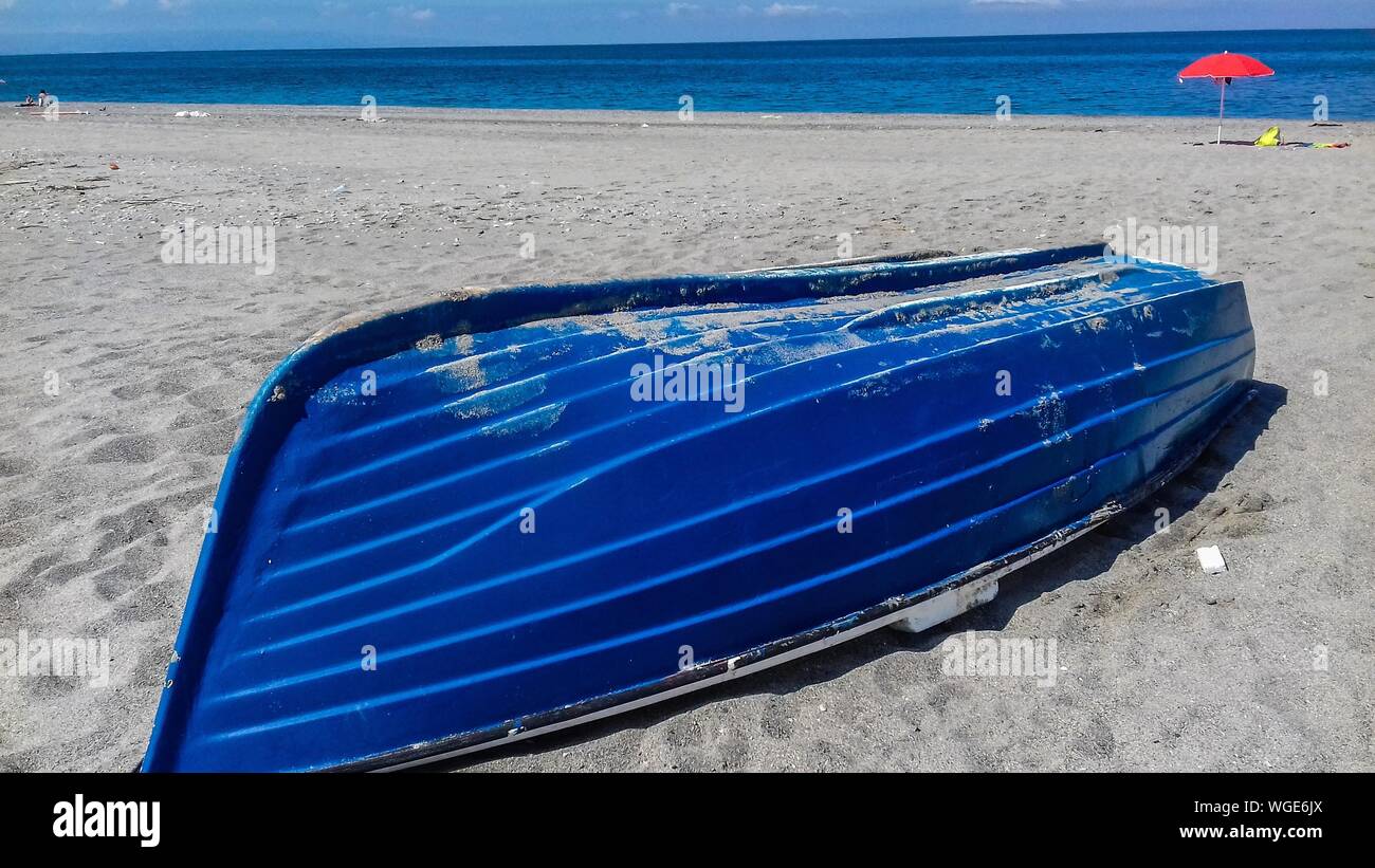 Blau Boot am Strand Stockfoto
