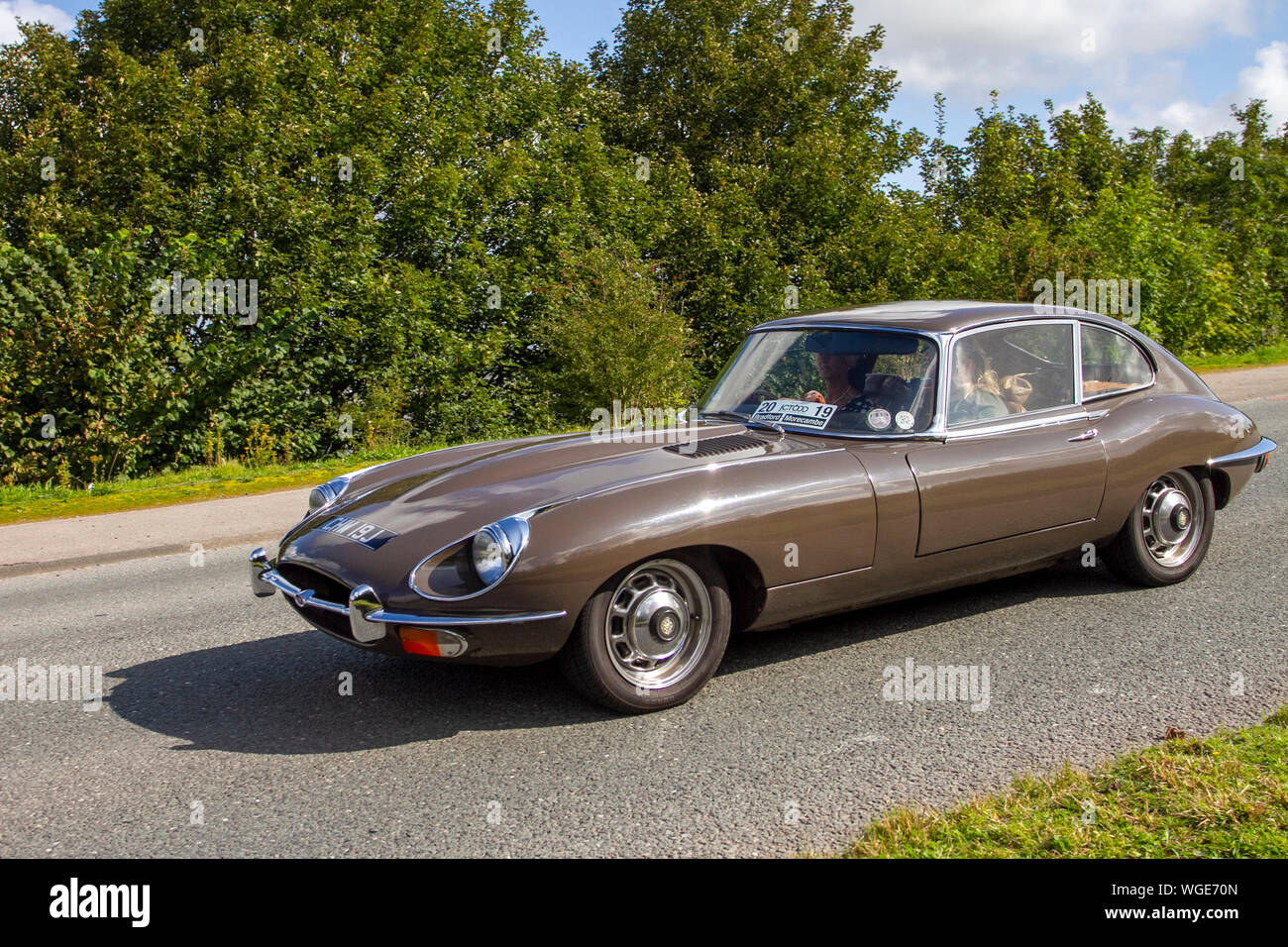 1960 60s brauner Jaguar E-Typ Roadster, der Bradford nach Morecambe fährt Charity Oldtimer-Rallye, alt, Retro-Fahrzeug, historisches Automobil, Transport, Classic antique, Sammlung, Autotransport, Design, Motor, Fahren, historisch, Geschichte, Show, Motor, Restauriertes Sammlerstück, Stil, historische Fahrzeug laufen. Stockfoto