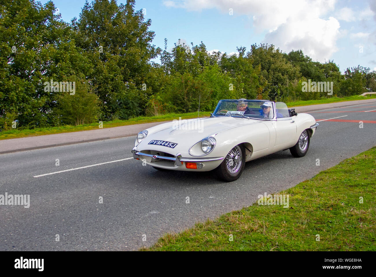 1970 70er Jahre Jaguar 'E' Typ bei der 2019 Bradford nach Morecambe Charity Oldtimer Rallye, alt, Retro-Fahrzeug, historisches Automobil, Transport, Classic antique, Sammlung, Autotransport, Design, Motor, Fahren, historisch, Geschichte, Show, Motor, Restauriertes Sammlerstück, Stil, historische Fahrzeug laufen. Stockfoto