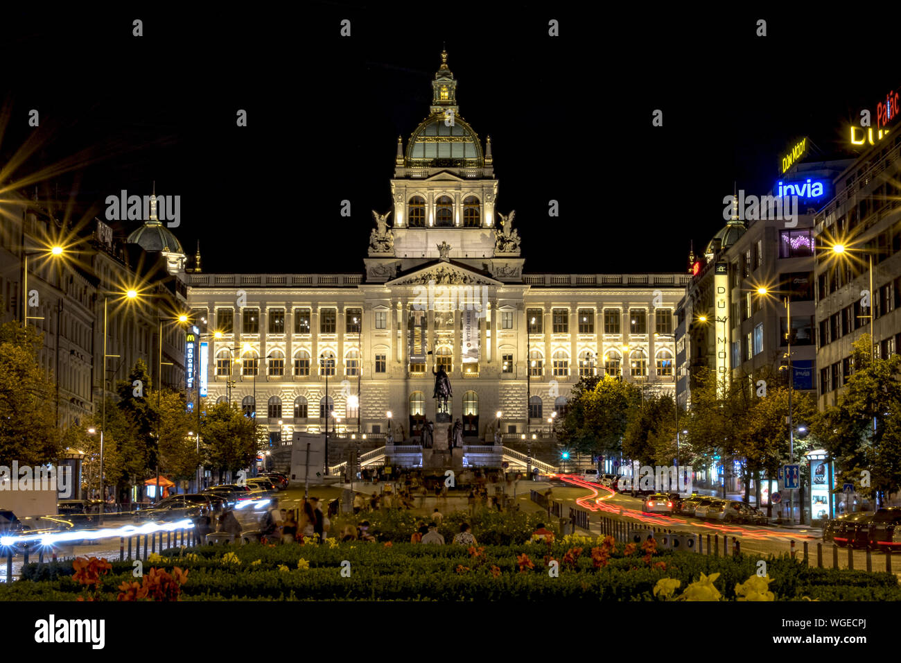 Nacht Blick auf das Nationalmuseum (Národní Muzeum), neoklassizismus Gebäude am oberen Ende des Wenzelsplatz. Prag, Tschechische Republik Stockfoto