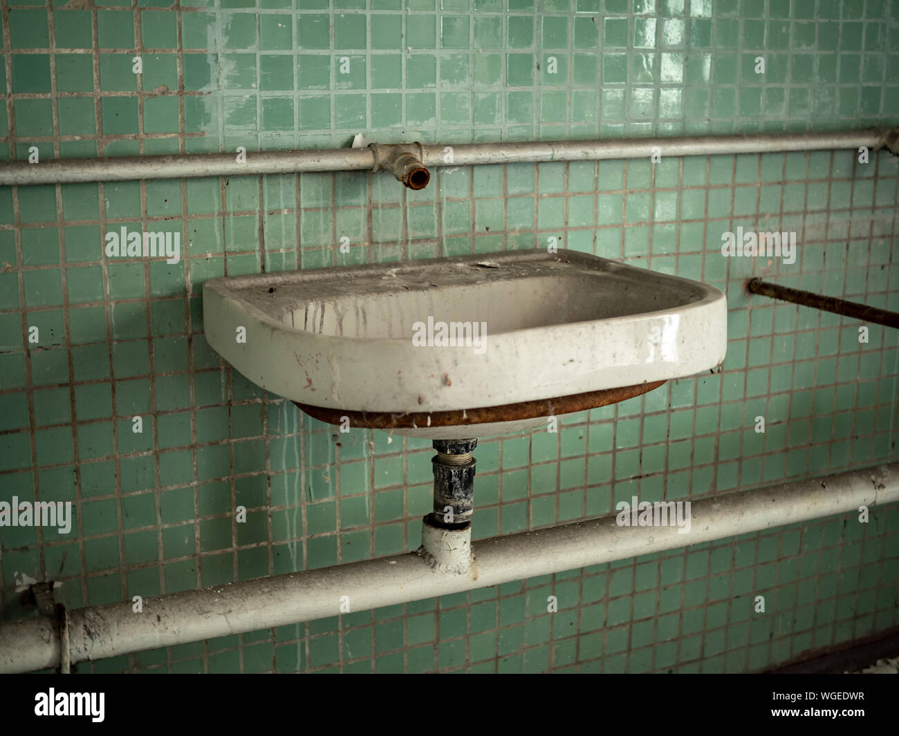 Alte Waschbecken im Inneren eines verlassenen militärische Gebäude in Tschernobyl-2 Stadt in der Sperrzone von Tschernobyl, Ukraine Stockfoto