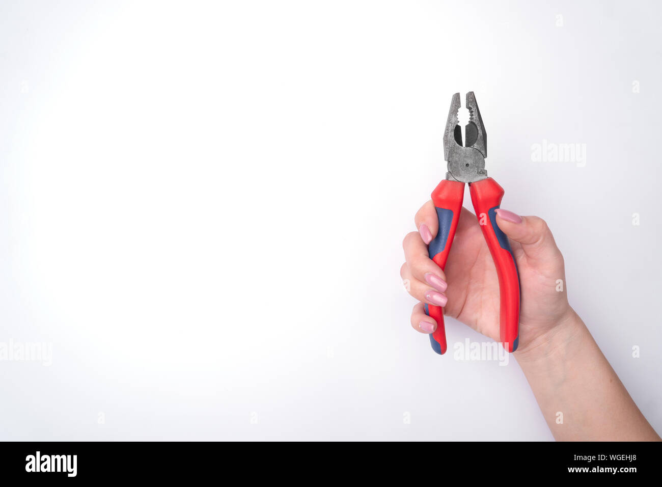 'S Fashion Frau hand mit einem sanften Maniküre ein Werkzeug hält. Sicheres Arbeiten, Platz für eine Inschrift. Blick von oben. Weißer Hintergrund, kontrastierenden Schatten. Stockfoto