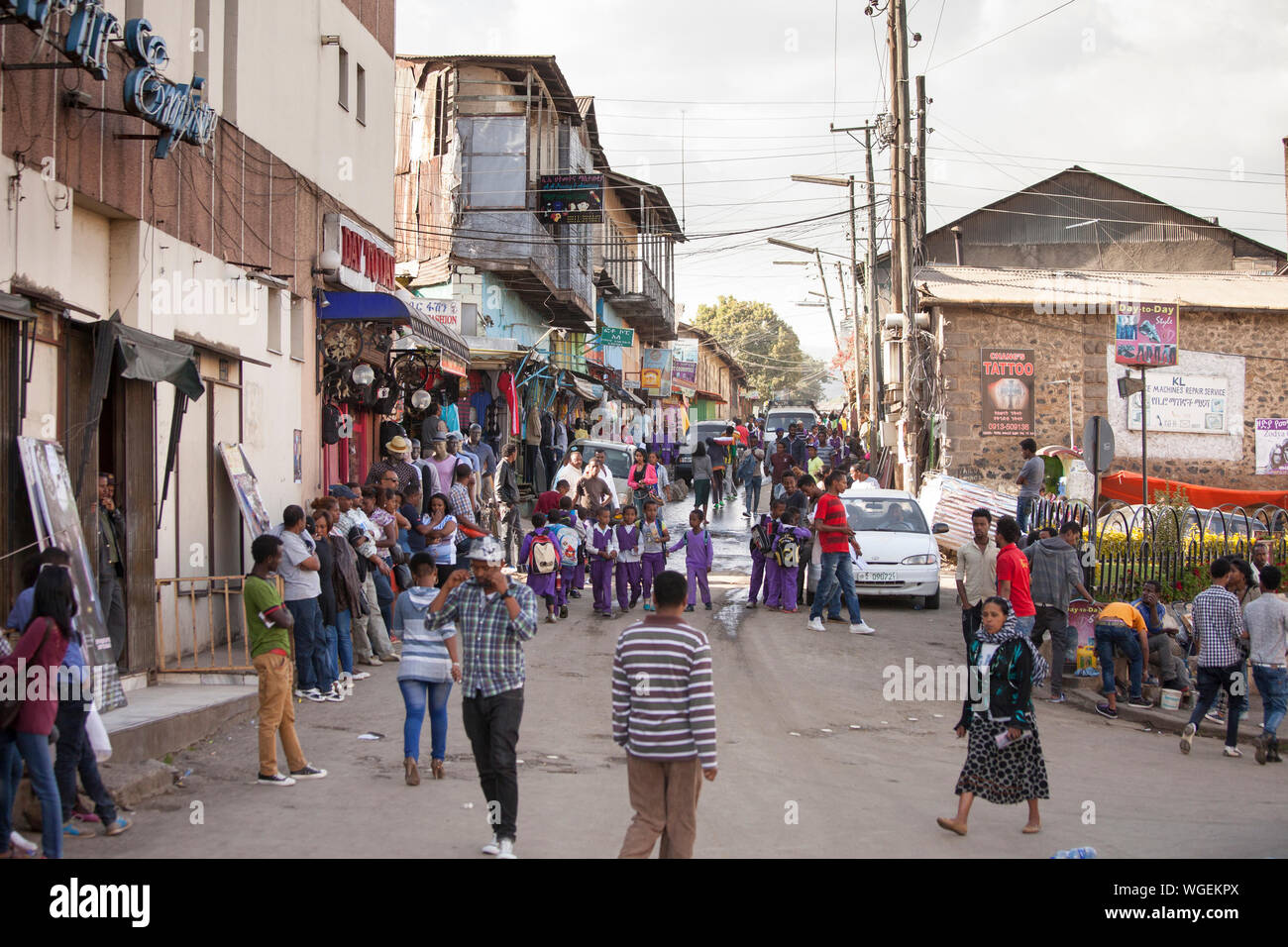 ADDIS ABEBA, Äthiopien - 31. OKTOBER 2014: Unbekannter Einheimischen über Ihr Geschäft in Addis Abeba, Äthiopien gehen Stockfoto