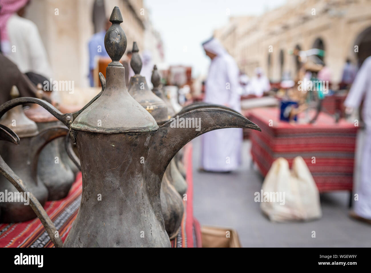 Doha, Katar - 25 Sep 2016: Eine traditionelle arabische Kaffeekanne und Männer tragen Golf traditionelle Kleidung in einem verschwommenen Hintergrund. In Souq Wakif, Doh genommen Stockfoto