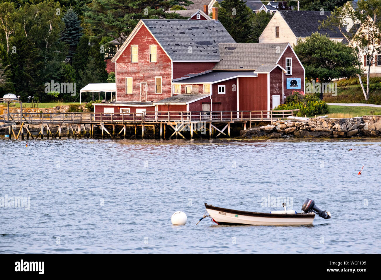 Das rote Salz Stil Gebäude, in dem die H2-Ausstatter und Stockfisch Cafe über Testamente Darm auf Orrs Island, Maine. Stockfoto