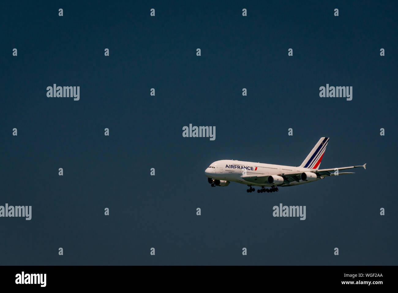 Air France A380 Ankunft San Francisco Skyline im Hintergrund Stockfoto