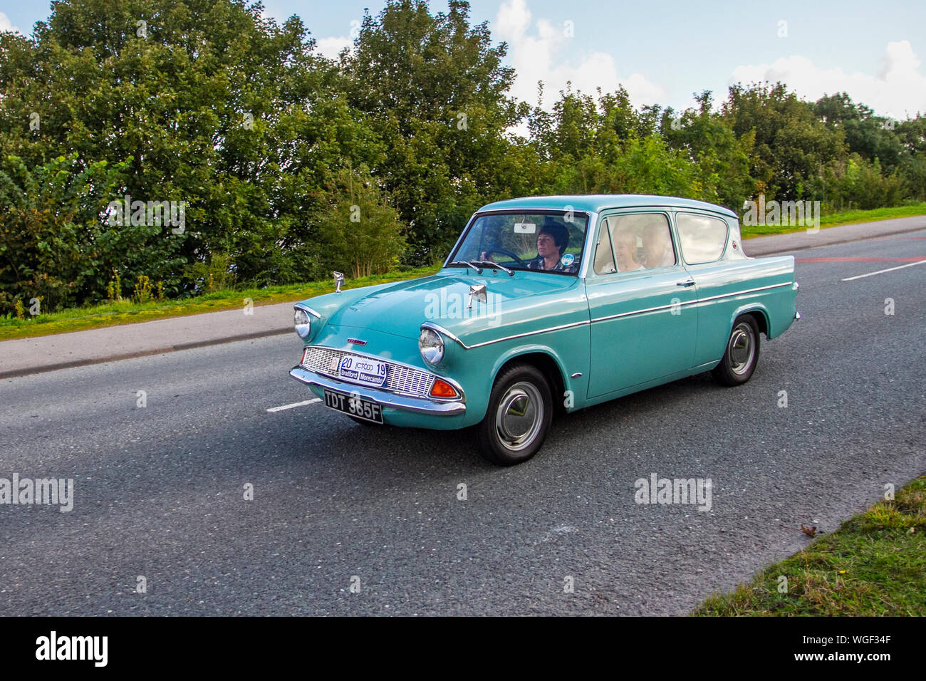 1968 60s Blue Ford Anglia 997cc; Bradford nach Morecambe Charity Oldtimer Rallye, alt, Retro Fahrzeug, historisches Automobil, Transport, Klassische antike, Sammlung, Autotransport, Design, Motor, Laufwerk, historisch, Geschichte, Show, Motor, Restauriertes Sammlerstück, Stil, historische Fahrzeug laufen. Stockfoto