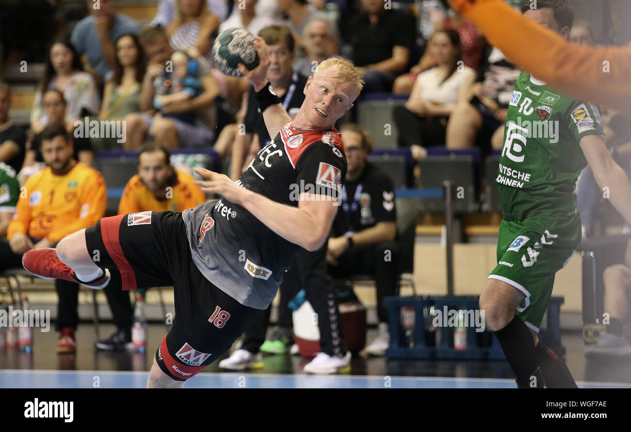 Berlin, Deutschland. 01 Sep, 2019. Handball: Bundesliga, Füchse Berlin - HC Erlangen, 2. Spieltag, Max-Schmeling-Halle Berlin. Sebastian Firnhaber von HC Erlangen wirft den Ball auf das Ziel. Credit: Andreas Gora/dpa/Alamy leben Nachrichten Stockfoto